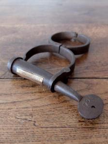 Iron Handcuff (B0324)
