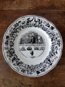 Creil et Montereau Grisaille Rébus Plate (C0316)