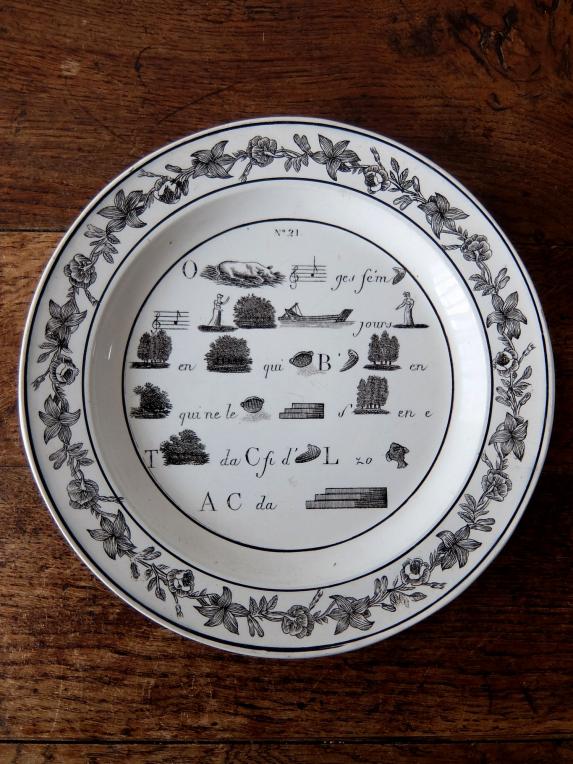 Montereau Grisaille Rébus Plate (A1019-01)