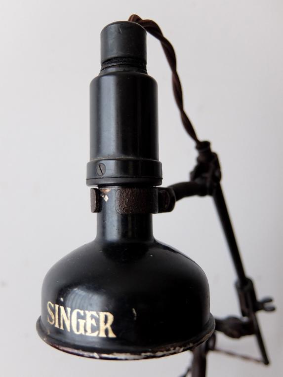 Singer Lamp (A1118)