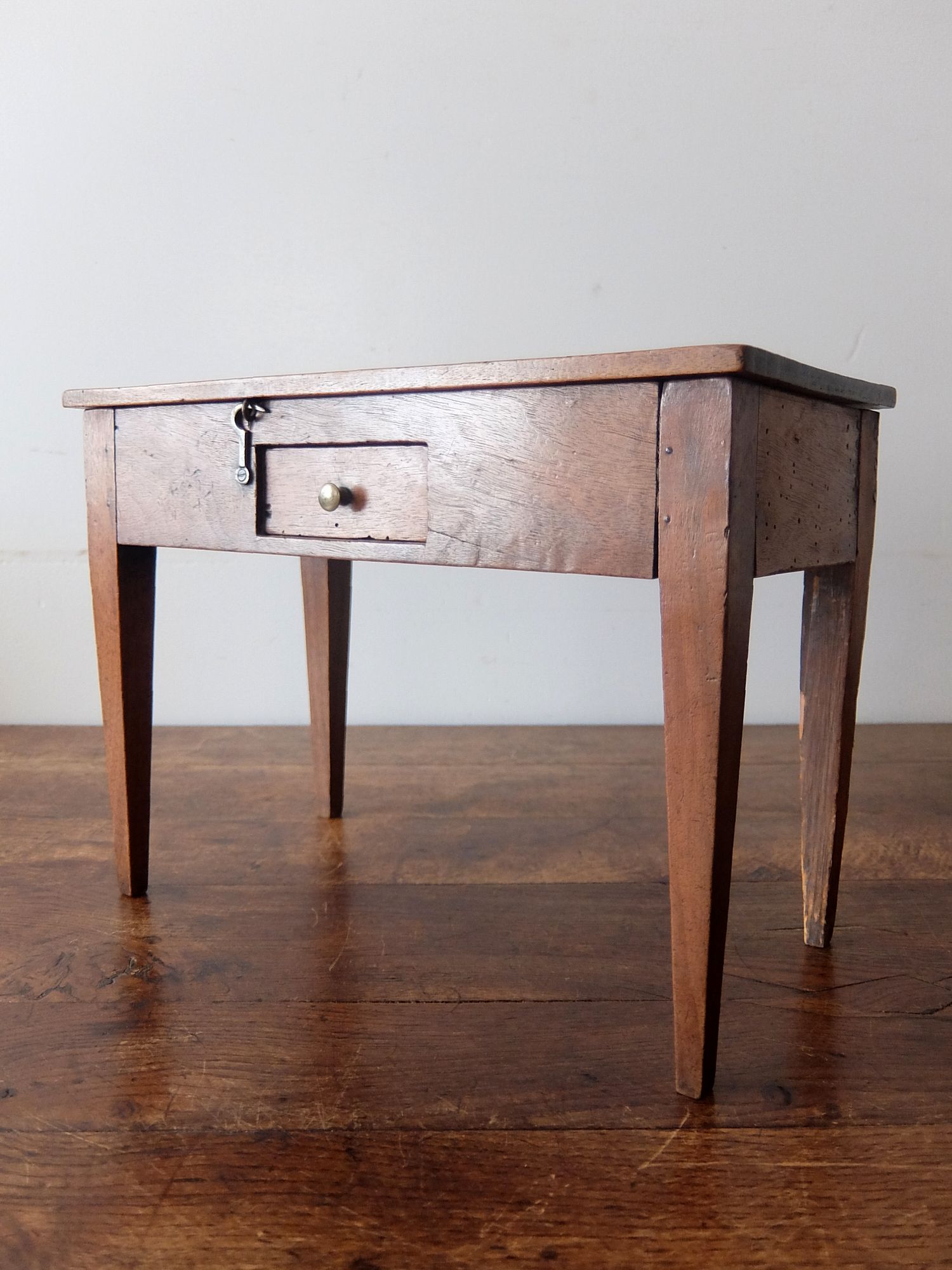 Doll's Table (A0525)