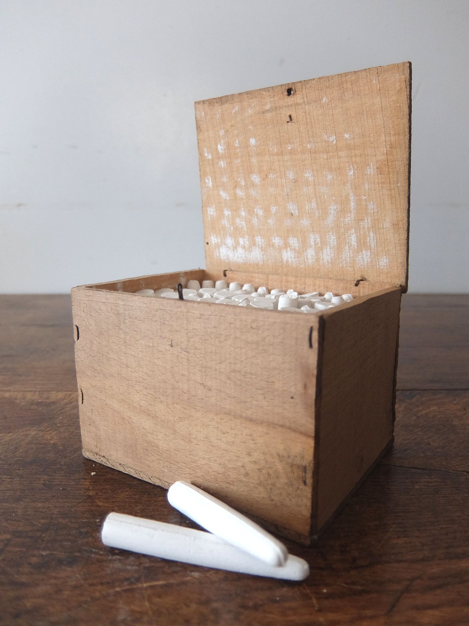Chalk with Wooden Box (A0525)