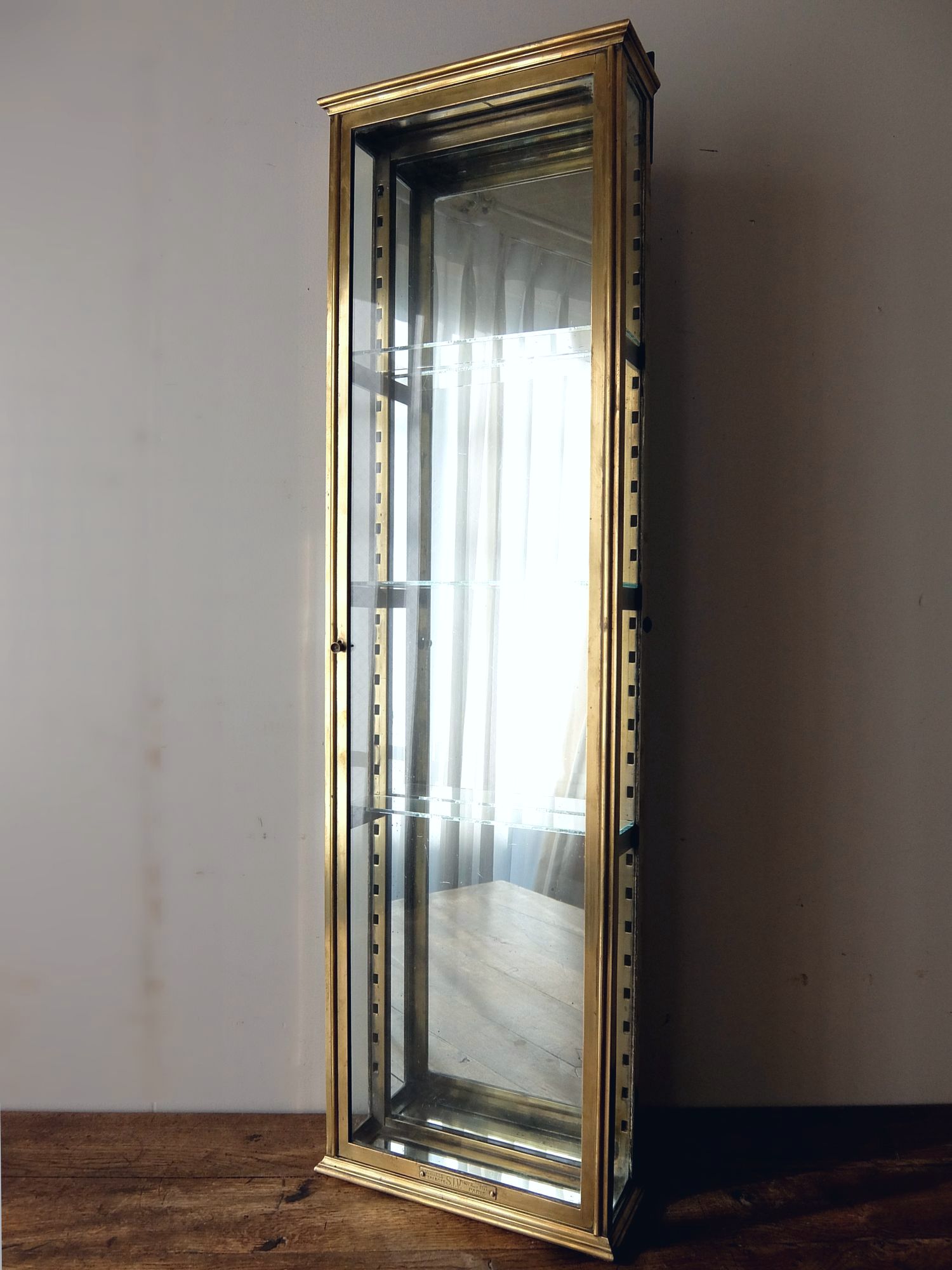 Brass Showcase (A1018)