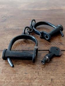 Iron Handcuff (A1223)