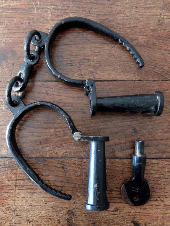 Iron Handcuff (A1223)