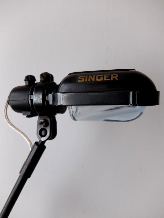 Singer Lamp (B0118)