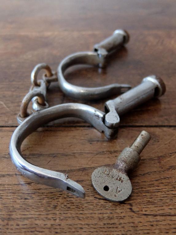 Iron Handcuff (A0324)