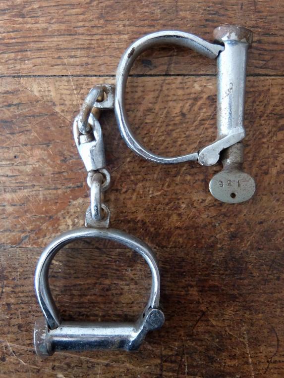 Iron Handcuff (A0324)