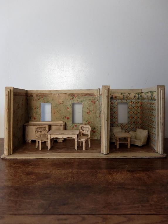 Doll House & 7 Furniture (B0422)