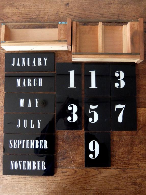 Perpetual Calendar (A1022)