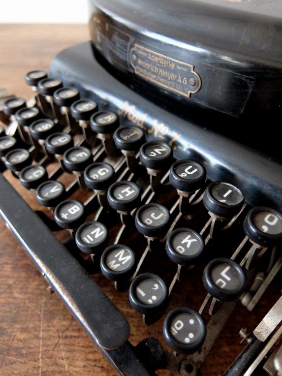 Typewriter (A1220)