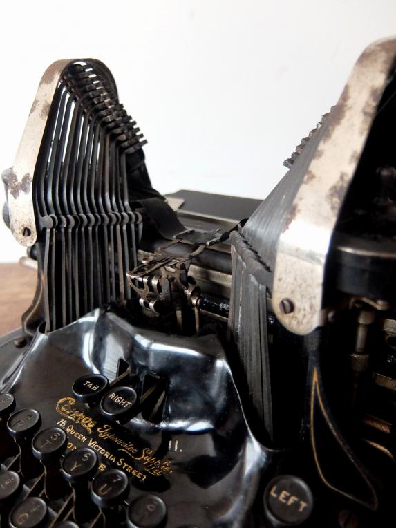 Typewriter (A1222)
